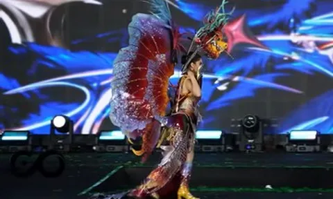 Hoa hậu Phương Linh loạng choạng diễn với trang phục cồng kềnh