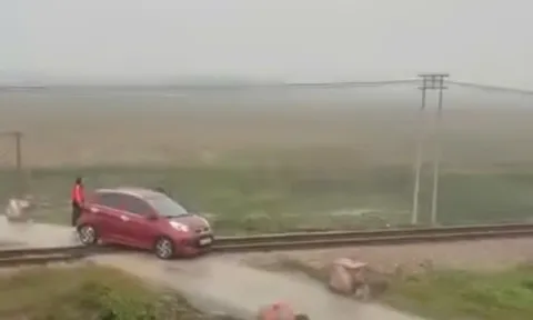 VIDEO: Thót tim cảnh ô tô mắc kẹt trên đường ray khi đoàn tàu hỏa đang lao tới