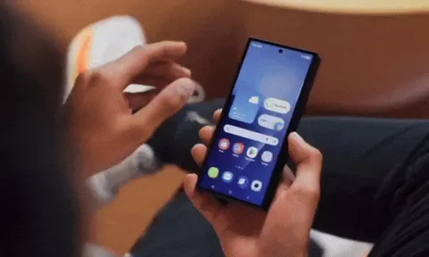 Trên tay điện thoại gập ba của Samsung