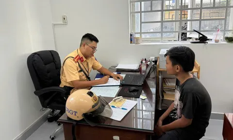 Bốc đầu xe máy để đăng mạng xã hội, thiếu niên ở TPHCM bị tịch thu luôn xe