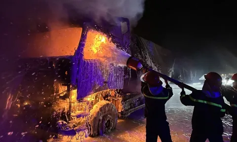 Xe đầu kéo chở 30 tấn viên nén năng lượng bốc cháy trên cao tốc