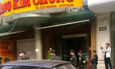 Nhiều cảnh sát lại xuất hiện trước tiệm vàng nổi tiếng xứ Thanh