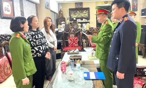 Ảnh: Khám xét nơi ở và nơi làm việc của vợ chồng chủ tiệm vàng Nguyễn Hữu Bình