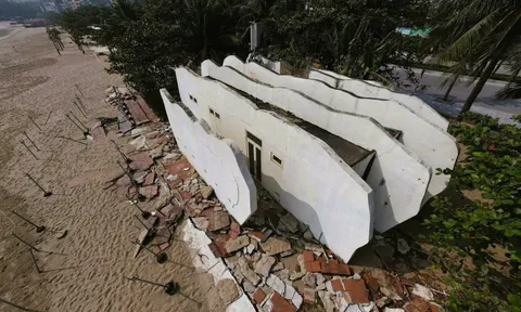 Bãi biển nổi tiếng miền Bắc vẫn tơi tả hơn 2 tháng bão đi qua