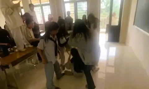 Nữ sinh lớp 10 ở Thanh Hóa nhập viện sau khi bị "đánh hội đồng" giữa lớp học