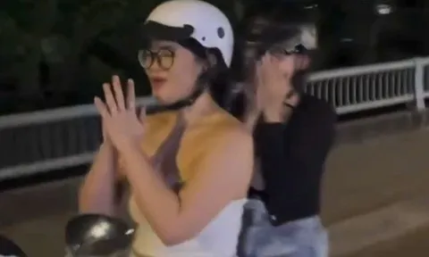 Sốc: Cô gái trẻ chắp tay lạy khi đang điều khiển xe máy