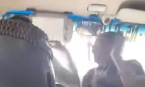 VIDEO: Đang điều khiển xe buýt, tài xế bị hành khách lao vào hành hung
