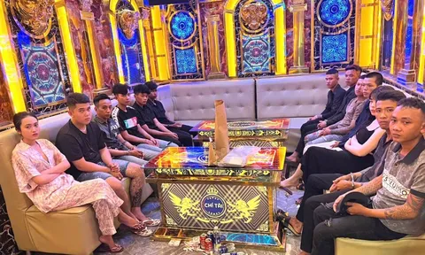 Bắt quả tang 18 đối tượng tại phòng karaoke “VIP 6” và “VIP 13”