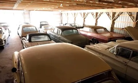Thừa kế cả dàn xe cổ phủ bụi trong nhà kho, con trai lập tức rao bán hàng loạt
