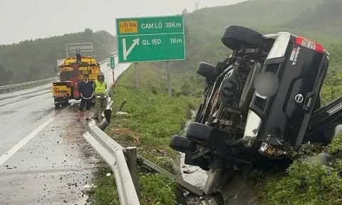 Ô tô mất lái, lật trên đường cao tốc Cam Lộ - La Sơn