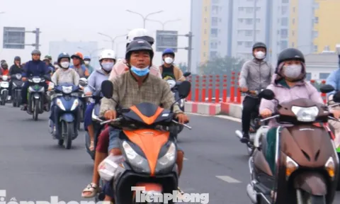 Bầu trời TPHCM tối sầm, '7h ra đường mà cảm giác như 5h chiều'