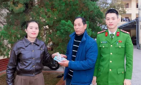 Nhờ công an tìm người để quên áo khoác có hơn 22 triệu đồng