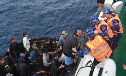 Hình ảnh tiếp nhận 52 ngư dân gặp nạn trên biển Trường Sa