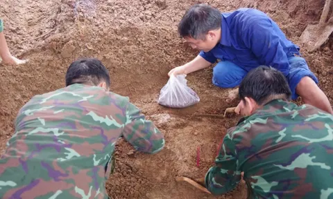 Phát hiện 4 hài cốt liệt sĩ cùng nhiều di vật trong vườn của một hộ gia đình ở Quảng Trị