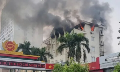 Cháy lớn tại trụ sở bưu điện ở Ninh Bình