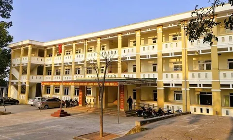 Trường học xây gần 8 tỉ đồng bỏ không, học sinh phải xin học nhờ