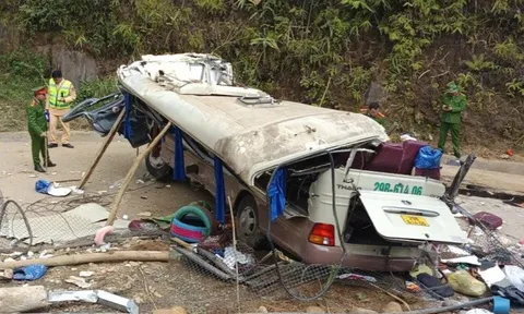 Thủ tướng Chính phủ: Khẩn trương điều tra, làm rõ nguyên nhân vụ lật xe khách 18 người thương vong