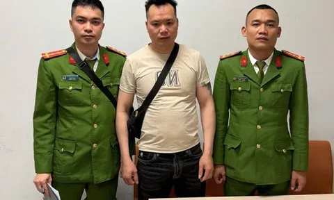 Vừa xuống sân bay Nội Bài, Lê Văn Hùng ra đầu thú