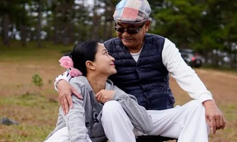 NSND Việt Anh tình tứ bạn gái kém 36 tuổi, hoa hậu Ngô Phương Lan như 'chủ tiệm vàng'