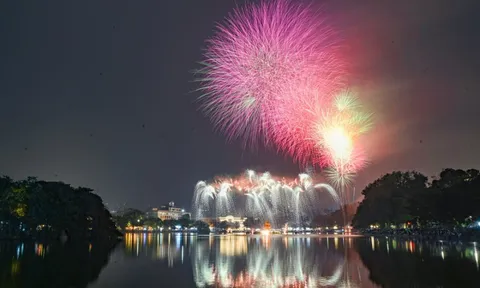 Khoảnh khắc đếm ngược và pháo hoa rực sáng chào năm mới 2026