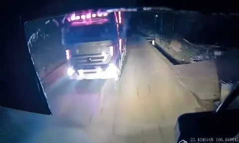 Nữ Tiktoker nổi tiếng dừng xe tải giữa đường để tranh luận việc “nháy đèn”