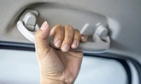 Công dụng ít người biết của tay nắm trên trần xe ô tô