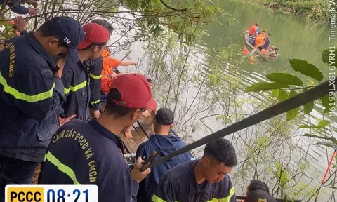 Đà Nẵng: Lật thuyền đang chở 7 người trên sông Nước Xa