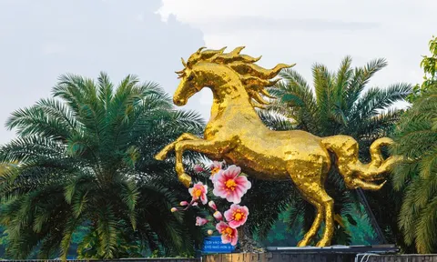 Linh vật ngựa vàng Tết Bính Ngọ đầu tiên tại sân bay Đà Nẵng