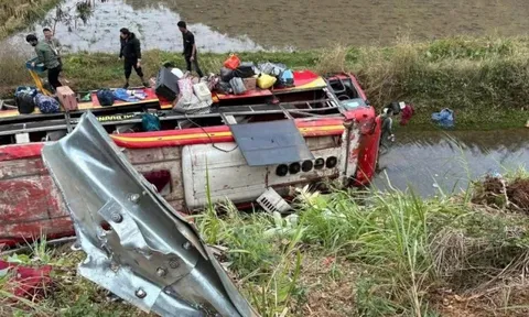 Vụ lật xe khách khiến 11 người bị thương: Tài xế buồn ngủ