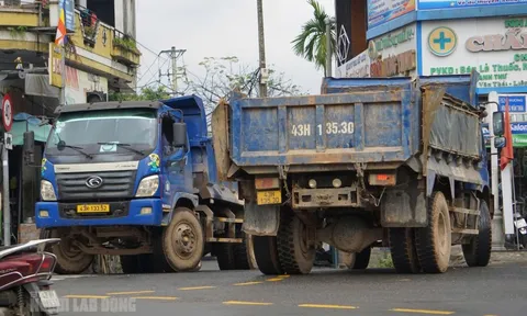Đà Nẵng: Phường cho tập kết tạm, đường dân sinh "oằn mình" gánh xe quá tải