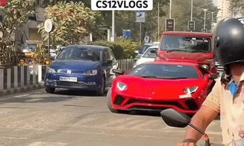 Siêu xe Lamborghini Aventador chật vật vượt gờ giảm tốc