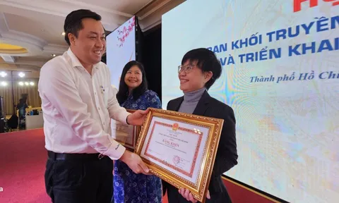 Báo Người Lao Động nhận bằng khen của Chủ tịch UBND TPHCM