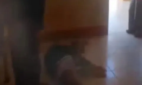 Xôn xao clip nữ sinh lớp 6 bị bạn đánh gục tại lớp học