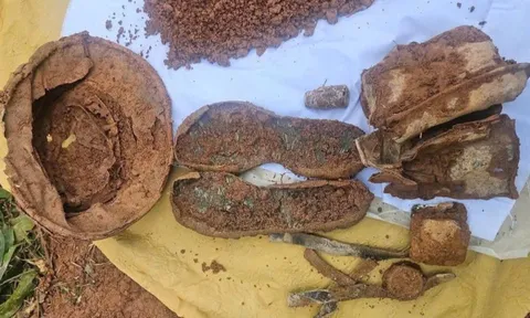 Xúc động hình ảnh di vật vừa được tìm thấy cùng 2 hài cốt liệt sĩ