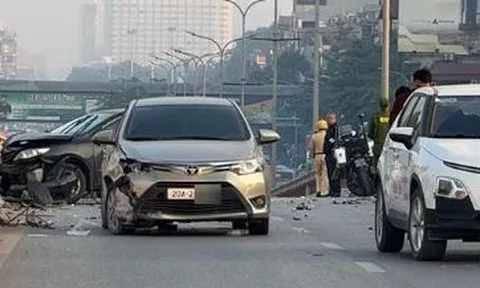 Tai nạn liên hoàn nghiêm trọng trên cầu vượt, người đi xe máy tử vong, xe biến dạng