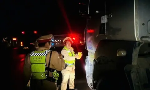 Tài xế lộ vi phạm nồng độ cồn từ việc… chiếu đèn pha