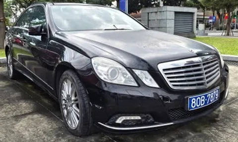 Mercedes-Benz E 300 đấu giá 3 năm không ai mua, sơn bong tróc, xuống cấp nặng