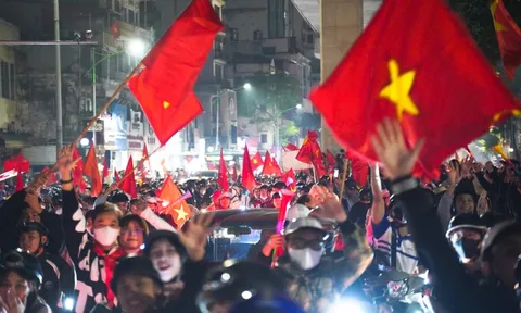 Hơn 3h sáng, cờ đỏ sao vàng nhuộm kín phố Hà Nội mừng U23 Việt Nam vào bán kết