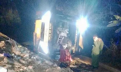 Xe khách lao xuống cống, lật nghiêng khiến 4 người tử vong