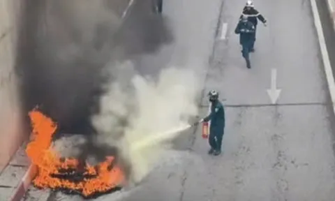 Xe ô tô Audi bốc cháy ngùn ngụt tại hầm chui