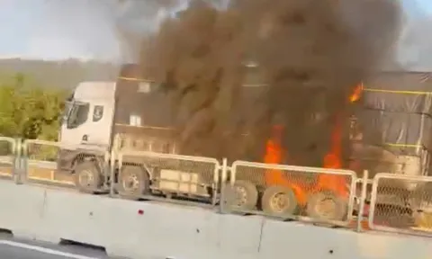 Cháy xe tải trên tuyến cao tốc Cam Lâm – Vĩnh Hảo, giao thông ùn ứ