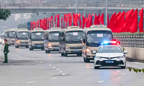 Đoàn xe đại biểu tới Trung tâm Hội nghị Quốc gia dự phiên họp trù bị Đại hội XIV của Đảng