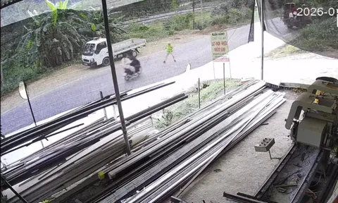 VIDEO: Xe máy chở ba người lao thẳng vào CSGT, một thượng úy bị thương nặng