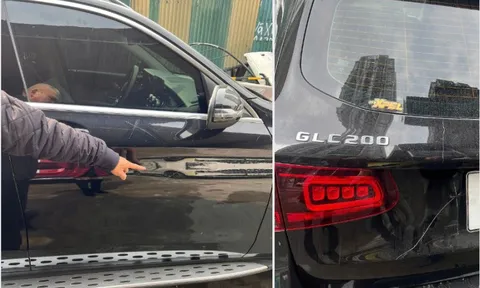 Điều tra vụ ô tô Mercedes bị cào xước, đập kính lái khi đỗ trên vỉa hè Hà Nội