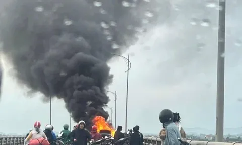 VIDEO: Nhiều người dân đứng xem xe ô tô cháy ngùn ngụt trên cầu