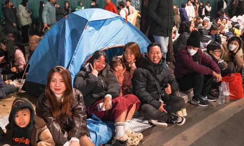 Người dân rộn ràng đi xem màn pháo hoa lớn nhất lịch sử mừng Đại hội Đảng