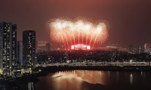 Ngắm màn pháo hoa quy mô lớn "chưa từng có" vừa xuất hiện trên bầu trời Hà Nội