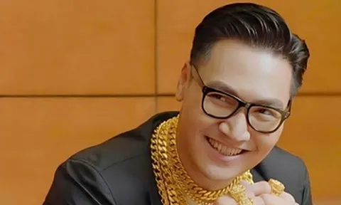 Mạnh Trường khoe vàng đeo kín người, NSND Trung Anh đăng ảnh chế gây cười