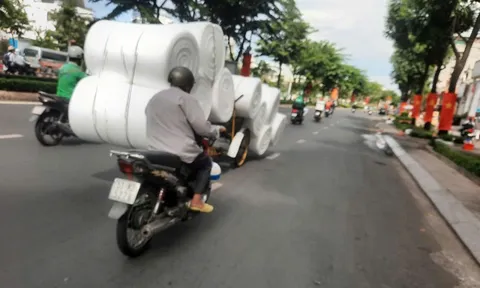 Xe máy "làm xiếc" đẩy xích lô