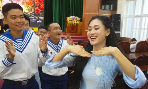 Ấm áp chương trình "Xuân chung tay giữ biển – Tết thắm tình quân dân"